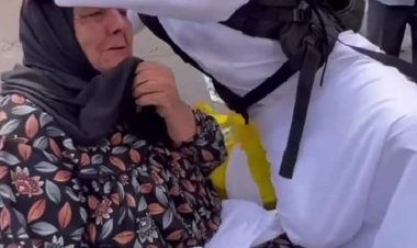 مُسنة  تبكي أثناء الحج لرؤية شاب سعودي يشبه ابنها المتوفي
