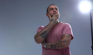 مفاجأة.. أحمد الفيشاوي يغني «I'm sorry mama»