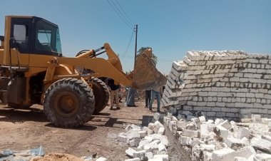 محافظ المنيا: إزالة 64 حالة تعد بالبناء المخالف على الأرض الزراعية