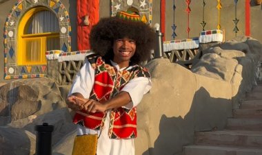 التيك توكر نويل روبنسون في زي بكار