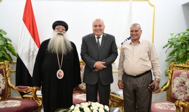 مطران دشنا يهني محافظ قنا بعيد الأضحى المبارك