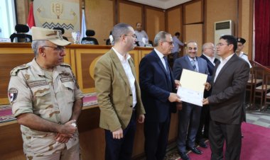 محافظ كفر الشيخ يكرم المتميزين من العاملين بمنظومة بوابة الشكاوى الحكومية