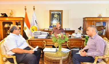 محافظ أسيوط يطمئن على توافر السلع الغذائية والأساسية