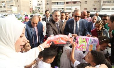 مقدمًا لهم الهدايا.. محافظ كفرالشيخ يتفقد دور الأيتام