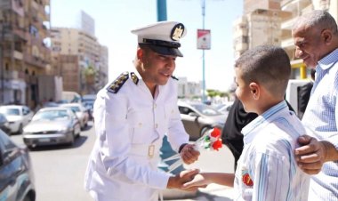 الشرطة توزع هدايا على المواطنين بمناسبة عيد الأضحى