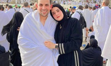 حلم العمر.. انتشار صورة لزوجين يحتفلان بعيد زواجهما العاشر بالحج