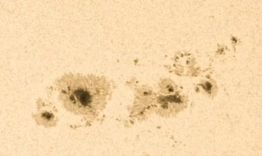 أكبر من كوكب الأرض بـ10 مرات.. رصد بقعة شمسية ضخمة