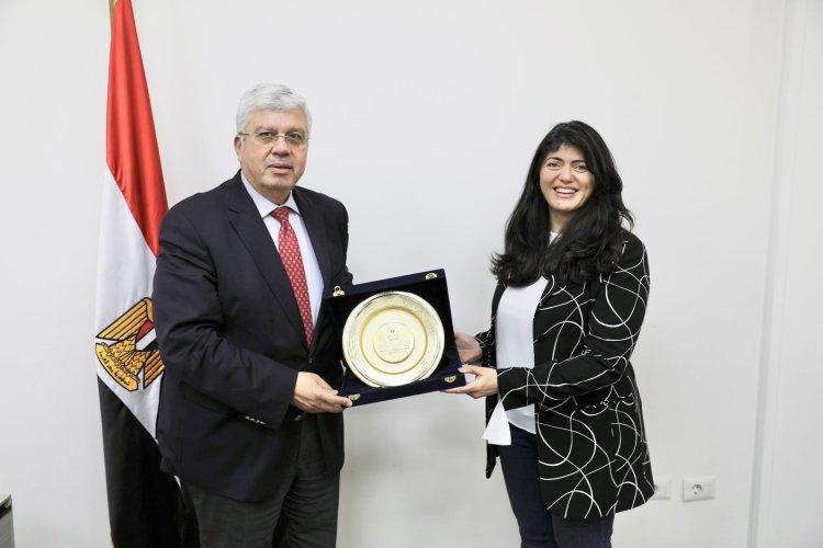 اختيار مصرية ضمن أفضل 43 خبيرًا على مستوى العالم لعلاج العمود الفقري دون جراحة
