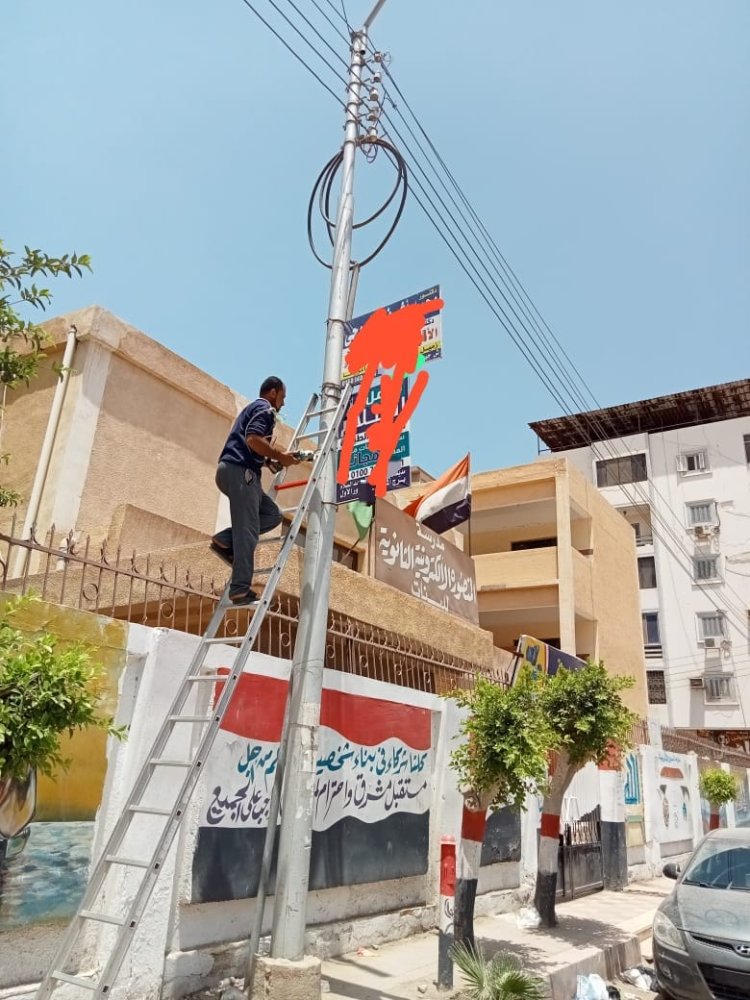 إزاله عدد من الإعلانات غير المرخصة في الشوارع والميادين بالمنصورة