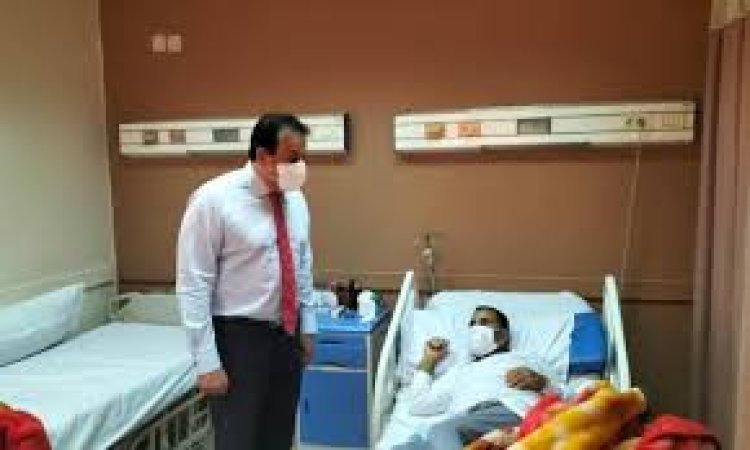 وزير الصحة يكافئ العاملين في مستشفى القاهرة الفاطمية بصرف مكافأة
