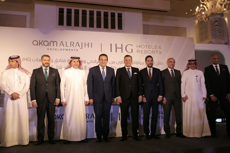 وزير السياحة والآثار يشهد توقيع بروتوكول تعاون لإدارة وتشغيل فندق بالساحل الشمالي