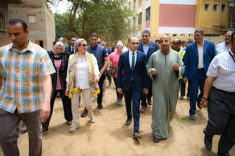 وزيرة البيئة تبدأ جولتها في الصعيد بتفقد محطة صرف "أسيوط لتكرير البترول"