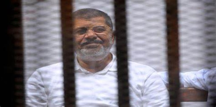 محام: المعزول محمد مرسي مات مقهورًا من الإخوان