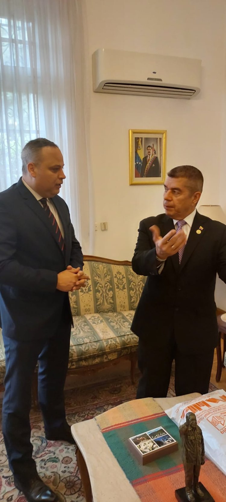 تامر عبدالمنعم يزور سفارة فنزويلا لتوقيع اتفاق تعاون ثقافي