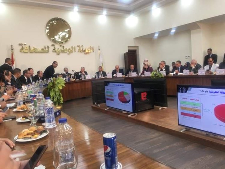 «الوطنية للصحافة» تهدى وزير الكهرباء درع الهيئة