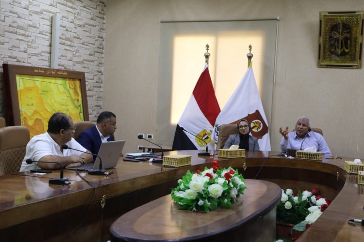 محافظ الوادي الجديد يبحث مقترح تطوير عدد من الحدائق ومكتبة مصر العامة