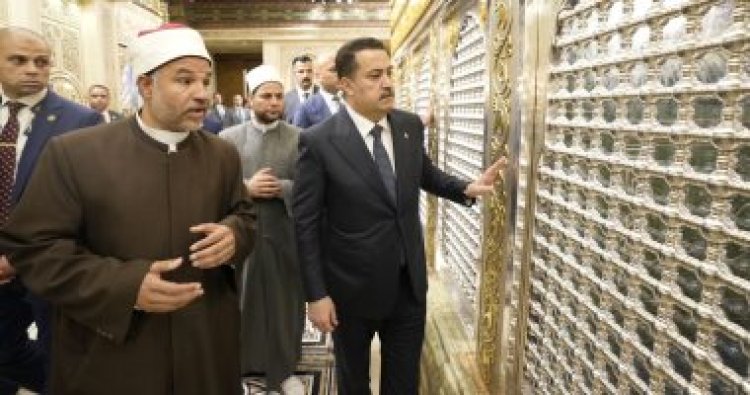 رئيس مجلس الوزراء العراقي يزور مسجد الإمام الحسين