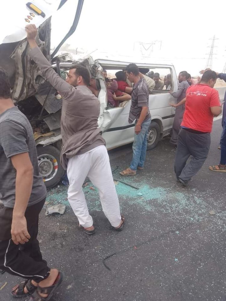 15 جثة ومصابان.. 4 مشاهد لحادث طريق الكريمات بين «سيارة نقل وميكروباص»
