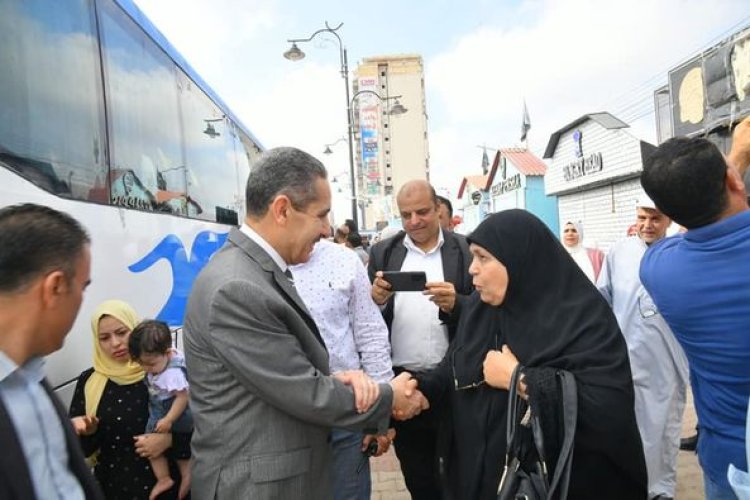 بالدعاء.. محافظ الغربية يودع حجاج الجمعيات الأهلية