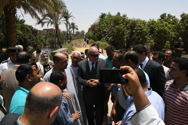 محافظ قنا يتفقد أعمال مشروع خط مياه الشرب الجديد بقرية أولاد نجم