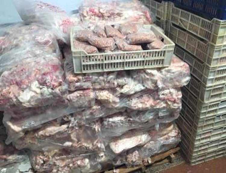 العثور على 1,5 طن لحوم ودهون مجهولة المصدر داخل مفرمة لحوم بالسلام