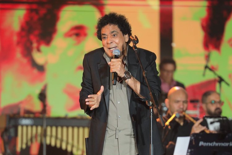 «دخلت أغني في الحمام».. محمد منير يكشف عن تصرفه المفاجئ عقب وفاة والدته