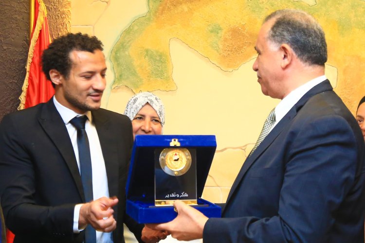 أشاد بإنجازاته.. نقيب المحامين يكرم لاعب منتخب مصر للكرة الشاطئية