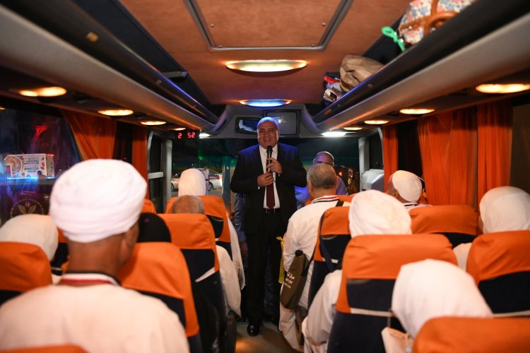 محافظ قنا يودع حجاج الجمعيات  لبيت الله الحرام