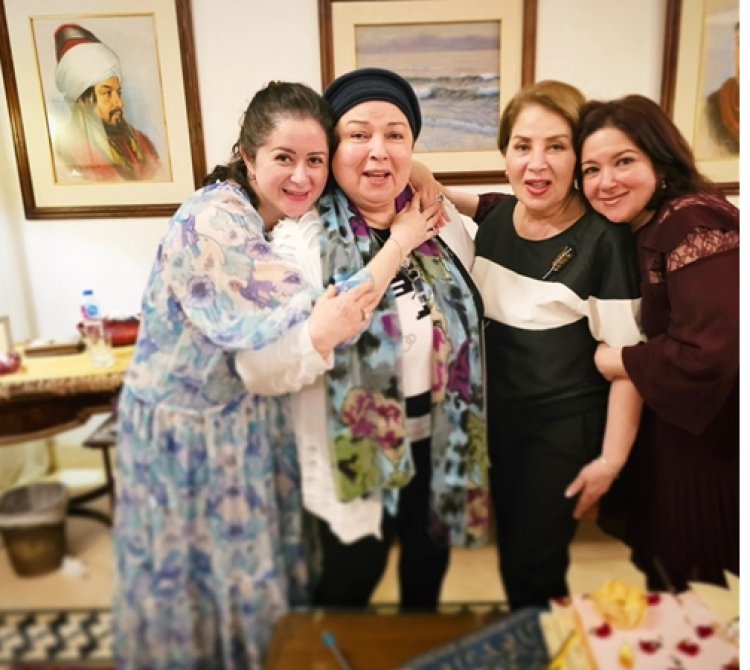 روقة القلوب.. أسرة الفنانة المعتزلة نورا تحتفل بعيدها الـ67