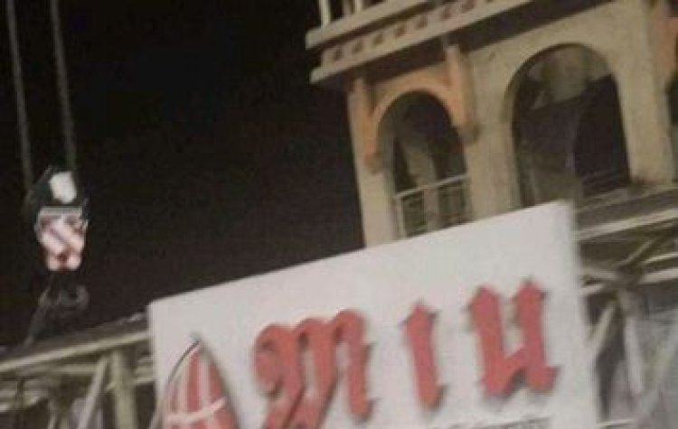 عاجل.. سقوط أجزاء من كوبري مشاة أمام جامعة مصر الدولية وتعطل حركة المرور