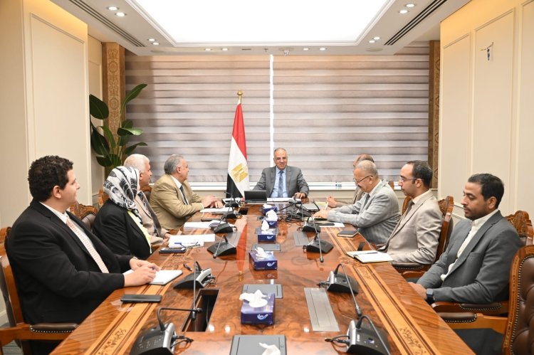 وزير الري يبحث إجراءات تطوير عمليات قياس مناسيب وتصرفات المياه بالترع