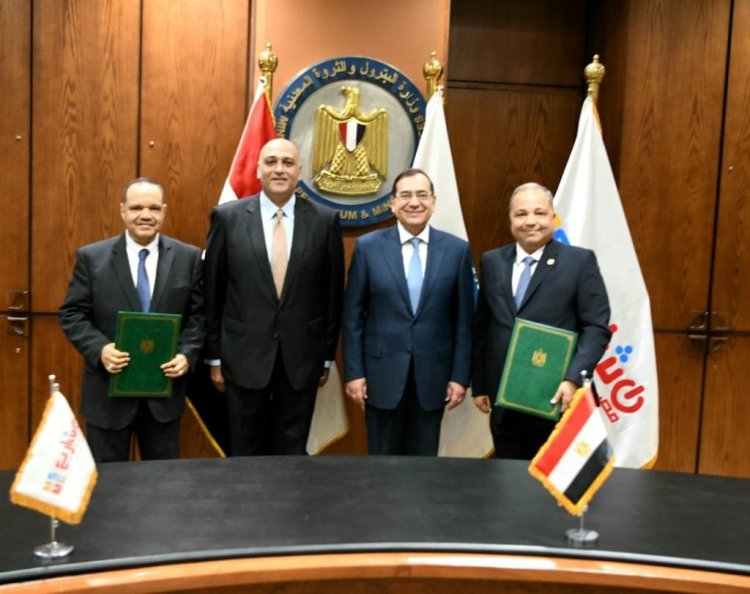 وزير البترول يشهد توقيع عقدي المرحلة التاسعة لتحويل 8500 سيارة للعمل بالغاز الطبيعي
