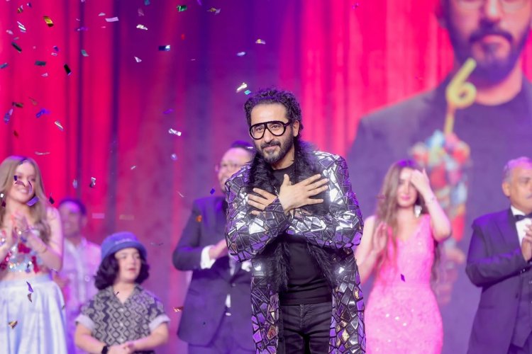 أحمد حلمي ينتهي من ثالث محطات مسرحيته ميمو في أبها