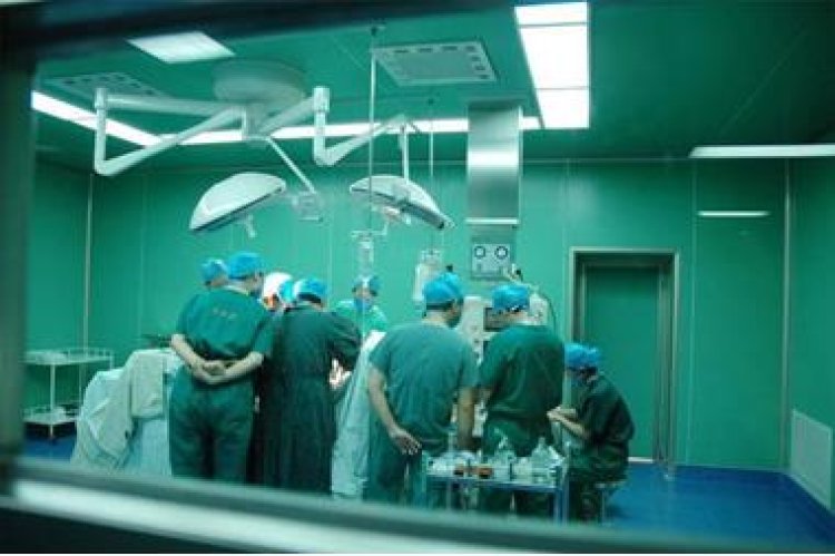 بعمر 6 أشهر.. أطباء الأقصر ينجحون في فتح فم رضيع لأول مرة بعد ولادته بجراحة نادرة