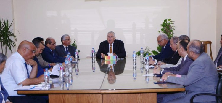وزير الزراعة يبحث مع  قيادات الوزارة خطة العمل خلال إجازة عيد الأضحى