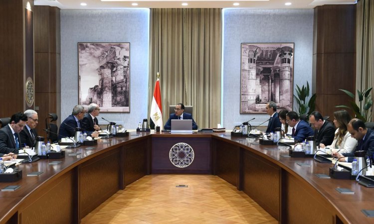 رئيس الوزراء يلتقي وزير البريد والمواصلات السلكية واللاسلكية في جمهورية الجزائر | صور