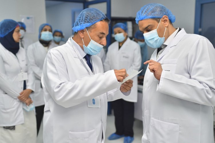 رئيس هيئة الدواء يقوم بزيارة تفقدية لمصنع أوبتالاين للمستلزمات الطبية