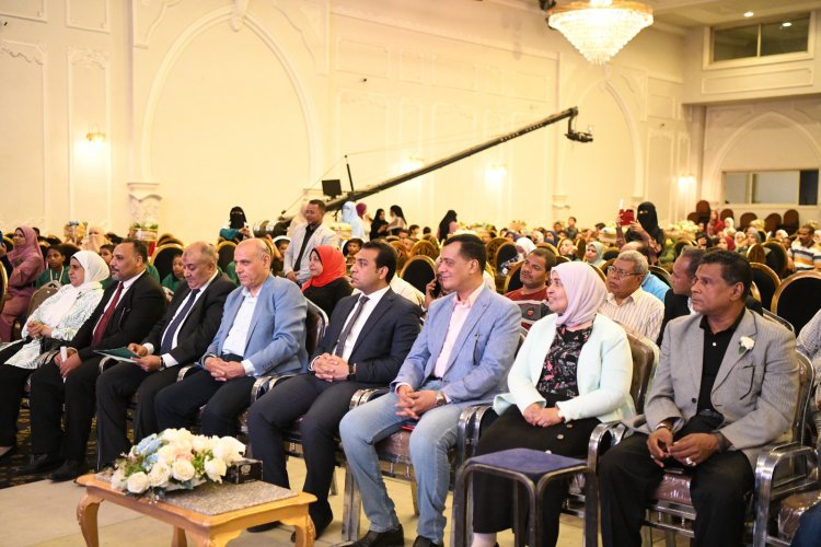نائب محافظ قنا يشهد حفل تخرج طلاب مدارس التعليم المجتمعي