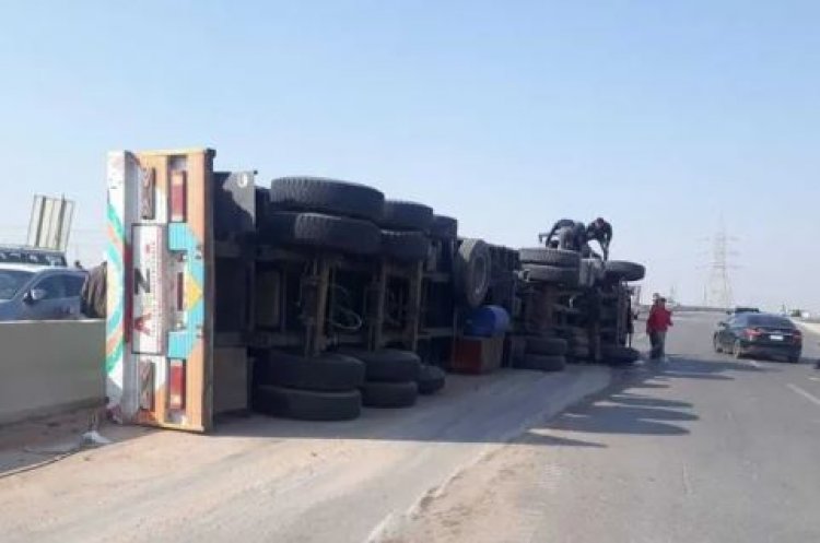 انقلاب سيارة محملة بحديد الخردة أعلى دائرى المنيب