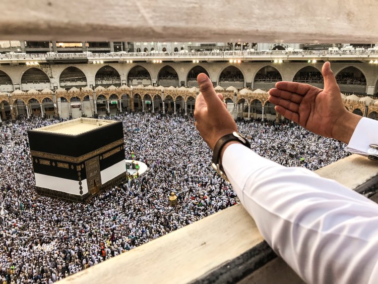شاب يتحدي الجميع ويسافر سيراً على الأقدام للقيام بالحج
