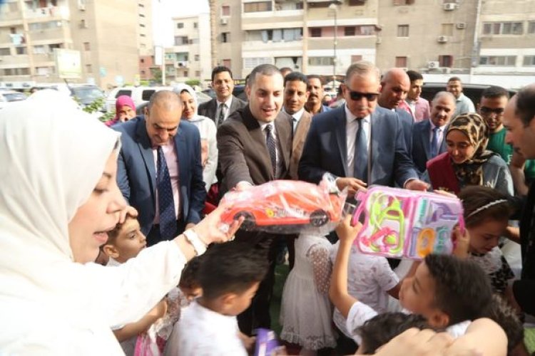 مقدمًا لهم الهدايا.. محافظ كفرالشيخ يتفقد دور الأيتام