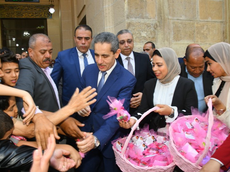 فرحة في الغربية عقب توزيع هدايا الرئيس على المصلين