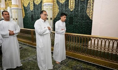 رئيس الوزراء يزور المسجد النبوي ويؤدي الصلاة فيه بعد أداء مناسك الحج