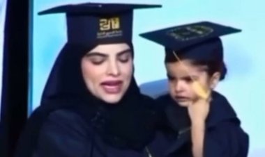 أم في يوم تخرجها تحمل ابنتها بسبب بكائها وسط دهشة الجميع