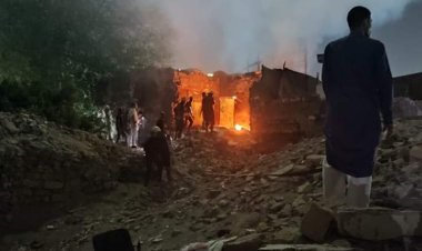 إخماد حريق شب بقطعة أرض فضاء بشارع معروف في وسط البلد (صور)