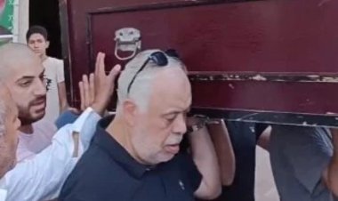 أشرف زكي يحمل نعش أحمد قنديل ويدفنه بمثواه الأخير