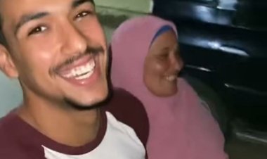 على خطي «معبودة الجماهير».. شاب يغني لوالدته «حاجة غريبة» على الدراجة