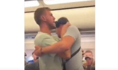 بسبب المخدرات..  ملاكم يحاول فتح باب طائرة خلال الإقلاع