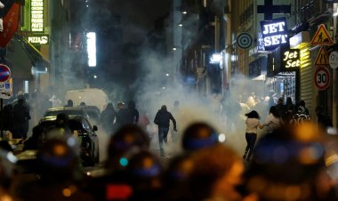 ماكرون يواجه الاحتجاجات الفرنسية بقانون الطوارئ