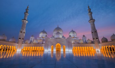 165661 مرتادا لجامع الشيخ زايد الكبير في أبوظبي خلال إجازة عيد الأضحى